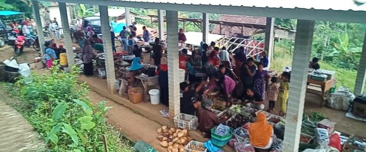 Suasana Pasar Desa